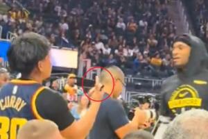 庫里挑逗球迷假裝向小佩頓要簽名實(shí)則豎中指！后者上當(dāng)后庫里狂喜