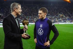 上賽季45場(chǎng)16球15助！維爾茨今日賽前領(lǐng)取德國(guó)足球先生獎(jiǎng)杯