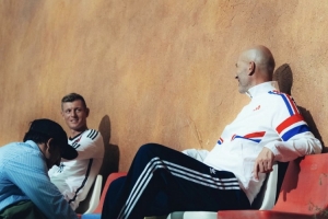 ??三代中場大師的聚會(huì)！阿寬社媒更新與齊達(dá)內(nèi)、哈維合體拍廣告