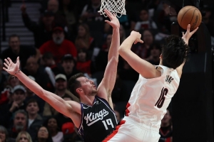 國王媒體調(diào)侃：楊瀚森對位尤班克斯時(shí)都快打成約基奇了 太瘋狂了