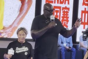 被奧尼爾質(zhì)疑太?。∷涡氬e失后者幫助 隨后搬出梯子完成扣籃