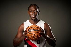 老將真穩(wěn)！朱-霍勒迪半場(chǎng)9中5&三分4中2拿到12分2板2助