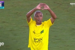 風采依舊！傳奇賽巴西8-3意大利，羅馬里奧中圈啟動單刀吊射破門