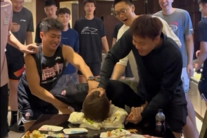 杜鋒曬廣東全運(yùn)男籃給周鵬慶生視頻：青回系列 祝兄弟生日快樂