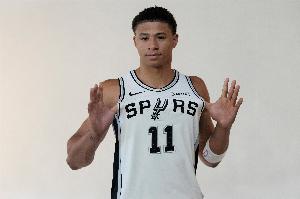 手感一般！14號(hào)秀卡特-布萊恩特8中2&三分5中2拿到6分4板 有4失誤