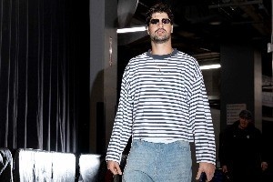 型男入場秀！楊瀚森&霍勒迪連帽衫套裝 格蘭特上身《千與千尋》