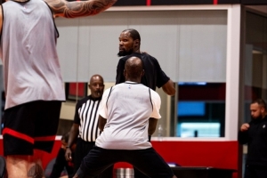 沒有捷徑！火箭曬訓(xùn)練照：杜蘭特單打 申京打磨低位技術(shù)