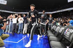 1分鐘都沒撈著??NBA中國賽二番戰(zhàn) 籃網(wǎng)前鋒曾凡博未獲出場機(jī)會