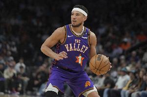 全能輸出！布克12中4拿到18分5板5助1斷 正負(fù)值+14最高