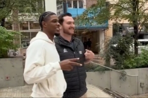 開拓者送福利！亨德森&夏普&里斯進(jìn)社區(qū) 與球迷合影互動(dòng)送球衣