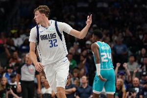 攻防一體實(shí)力超群！弗拉格半場(chǎng)7中4得到11分3板4助3斷 正負(fù)值+9！