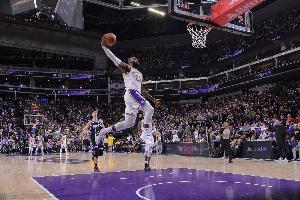 來了都得叫聲叔！有70位現(xiàn)役球員出生日期晚于詹姆斯生涯首秀！