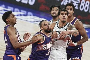 話題制造機！狄龍三節(jié)領到6犯畢業(yè) 全場9中4拿到12分2板1助1斷