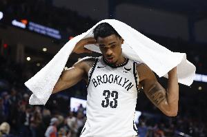 內(nèi)線這命中率？克拉克斯頓8中2低效拿到4分7板2助1斷1帽