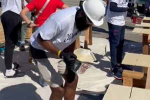 哈登看小卡一本正經(jīng)干活兒笑彎了腰 后者：什么事這么好笑？