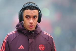 圖片報(bào)：穆西亞拉正在進(jìn)行反重力跑步機(jī)訓(xùn)練，目標(biāo)12月重返賽場(chǎng)