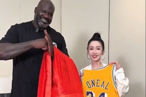 跨界聯(lián)動！婁藝瀟送奧尼爾馬面裙 后者回贈34號親簽球衣