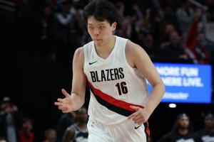 拓記：楊瀚森可能已坐穩(wěn)替補中鋒 選秀時其他球隊錯過他是個損失