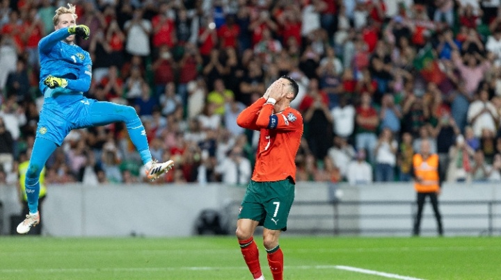 名場面！C羅失點(diǎn)后仰天長嘆雙手捂臉 凱萊赫撲點(diǎn)高高躍起揮拳慶祝