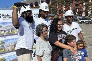 展現(xiàn)團(tuán)隊(duì)凝聚力！快船全員參加當(dāng)?shù)厣鐓^(qū)活動(dòng) 與球迷暖心互動(dòng)！