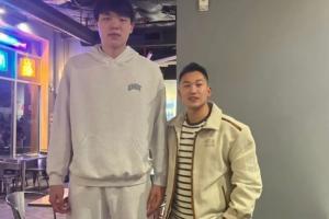 整頓小燒烤！球迷偶遇楊瀚森攜女友&翻譯&經(jīng)紀(jì)人外出吃燒烤