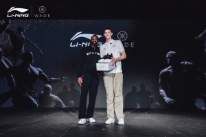 韋德出席簽約儀式！李寧旗下品牌韋德之道簽約籃網(wǎng)8號(hào)秀杰明