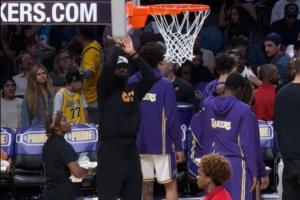 ??可太想出場了！詹姆斯暫停期間手癢在底線施展“空氣投籃”