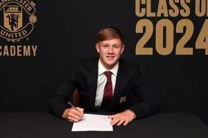 天才中場！17歲小將思韋茨被視為曼聯(lián)的佩德里，已跟隨一線隊訓(xùn)練