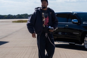 客戰(zhàn)鵜鶘！火箭曬登機照：KD穿羽絨服氣質(zhì)逼人 電風(fēng)扇隨隊出征