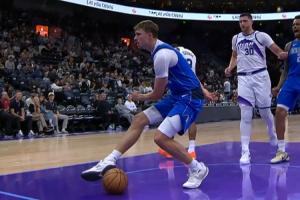 好險(xiǎn)！弗拉格反擊跟進(jìn)戰(zhàn)斧暴扣險(xiǎn)些受傷 落地后踩到球&好在無礙