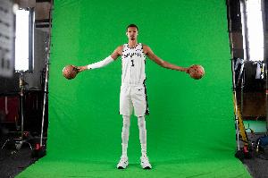 太超模了！文班從己方禁區(qū)到敵方禁區(qū)只用了4次運球