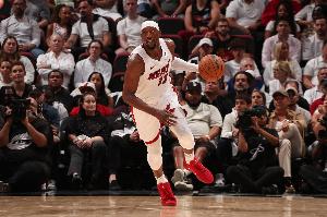 遭右膝挫傷！斯波：沒讓阿德巴約回歸比賽是出于預(yù)防措施