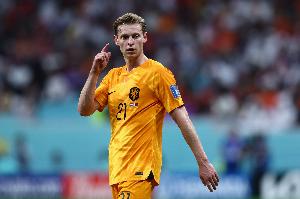 范巴斯滕：德容在荷蘭幾乎從不向前推進(jìn)或轉(zhuǎn)移球，這令人失望