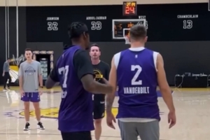 哥倆好！東契奇和范德比爾特隊(duì)內(nèi)訓(xùn)練時(shí)互換球衣