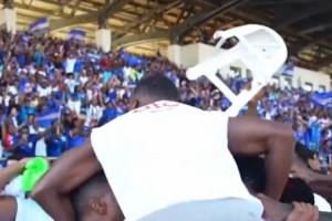 佛得角阿拉巴??佛得角慶祝首進(jìn)世界杯，球員舉起白色塑料凳慶祝