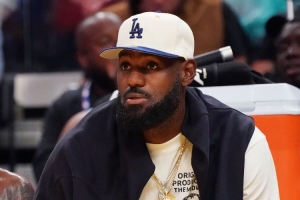 隊記：湖人對詹姆斯的傷情僅是輕微擔憂 他本就計劃緩慢提升狀態(tài)