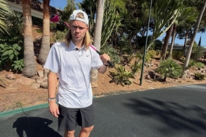 休閑時(shí)光！哈蘭德社媒曬打高爾夫球照片