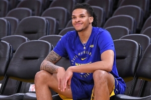 場(chǎng)上作用不??！56號(hào)秀理查德7中4貢獻(xiàn)13分6板2助1斷