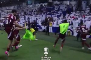 白頭巾氣炸了??阿聯(lián)酋球迷被挑釁后瘋狂扔水瓶，沖進場內(nèi)扭打