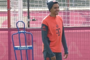 圖片報：穆西亞拉觀看拜仁公開訓(xùn)練，與球迷合影簽名并和教練長談