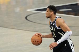 找找狀態(tài)！字母哥8投5中得16分7板4助2斷1帽 三節(jié)打卡下班