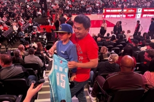 CBA元素！一位球迷拿著楊瀚森青島隊球衣觀戰(zhàn)開拓者vs勇士