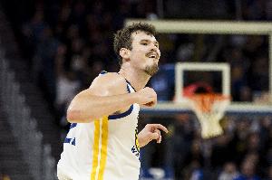 波斯特：賽季中段后在路上開始被認(rèn)出 但畢竟我也長(zhǎng)這么高