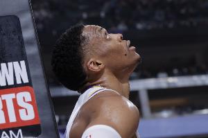 貝弗利：因?yàn)槟侵Ш送俚拇鲎兊煤懿?他可是歷史前三后衛(wèi)啊