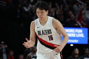 比上場有進(jìn)步！楊瀚森協(xié)防干擾庫里上籃成功+保護(hù)2個(gè)籃板