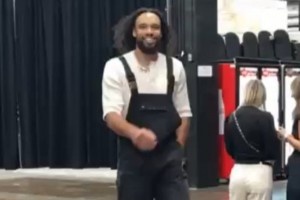 這造型打幾分？狄龍新發(fā)型亮相&披頭散發(fā) 穿吊帶褲+白色針織衫