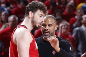 有亮點有不足！申京8中3得8分12板7助2斷1帽 出現(xiàn)了6次失誤