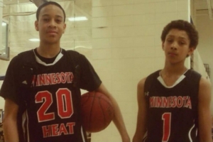 雄鹿曬科菲&希姆斯現(xiàn)在和過去合影：兒時的隊友再相聚