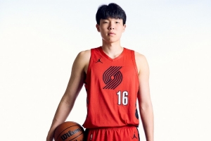 媒體人：楊瀚森在球權有限的情況下要從防守端做起 加強籃板球