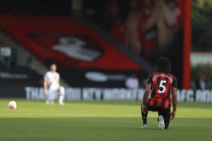 英超球員本周賽前將單膝下跪反對(duì)種族歧視，這是本賽季首次